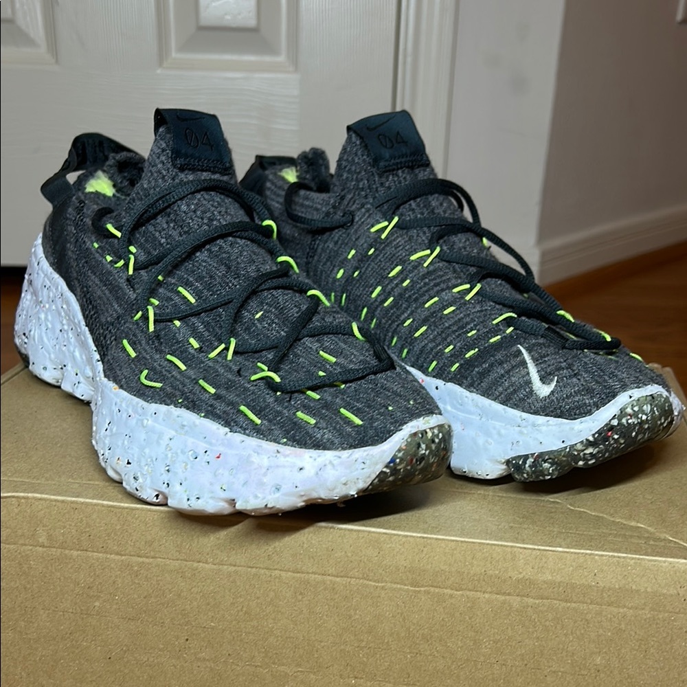 NIKE SPACE HIPPIE 04 Shoes. Size men US 10.5, women US 12.